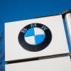 Ein Schild mit dem BMW-Logo steht vor einem der Werke des Autobauers.
