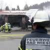 Die Feuerwehr hat den Brand im Bad Wiesseer Feuerwehrhaus laut Polizei mittlerweile unter Kontrolle. Am Montag hat es hier eine starke Explosion gegeben.