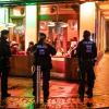 Polizisten sichern während einer Razzia von Zoll und Polizei eine Shisha-Bar.