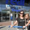 Mit einem gefüllten Einkaufswagen verlassen Susanna Gorva und Tochter Livia den Supermarkt in der Reichenberger Straße. Wenn sie etwas nicht finden, dann fragen sie beim Personal nach. 	