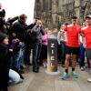 Am Ziel angekommen: Wetten, dass..?-Moderator Markus Lanz (l) und Extremsportler Joey Kelly im Trikot von Fortuna Düsseldorf vor dem Kölner Dom. 