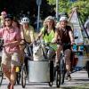 Mit einer am Atomkraftwerk Brokdorf gestarteten Fahrraddemo protestieren Atomkraftgegner gegen die Vorstöße, die Abschaltung der letzten drei AKW in Deutschland Ende des Jahres zu verhindern.