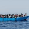 Menschen sitzen in einem Schlauchboot, um über das Mittelmeer nach Europa zu gelangen. Viele sterben bei dem Versuch. Derweil ist die EU in ihrer Asylpolitik weiter gespalten.