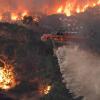 Ein Löschhubschrauber fliegt über ein Buschfeuer in der Nähe von Bairnsdale in der Region East Gippsland Shire im Bundesstaat Victoria.