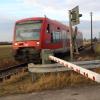 Dieser Bahnübergang bei der Firma Kleiner wird ganz geschlossen. Dafür soll der Übergang etwas weiter südlich am Brunnenweg eine Brücke für Fußgänger und Radfahrer bekommen.