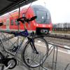 Gleich auf mehrere Räder waren unbekannte Täter in Diedorf am Bahnhof aus: Zwar wurde kein Fahrrad gestohlen, allerdings zahlreiche  am Fahrradständer „Ulmer Gleis“ beschädigt.