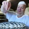„Ohne Mohn fehlt irgendwas“, findet Harald Zott und bestreut das Berches. Das traditionelle jüdische Brot wird seit 1914 in der Fischacher Bäckerei hergestellt.