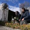 Zum 20. Todestag der ermordeten Vanessa Gilg hat ihre beste Freundin Natascha Käßmair eine weiße Rose auf ihr Grab auf dem Friedhof in Gersthofen gelegt.