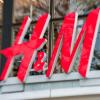 Wachsender Bestellboom im Internet und stärker werdende Konkurrenz setzen H&M unter Druck. Eine Online-Offensive soll den Umsatz wieder steigern.