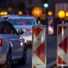 Autos stehen an einer Baustelle im Stau.