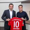Philippe Coutinho (r) präsentiert mit Bayern-Sportdirektor Hasan Salihamidzic sein neues Trikot.