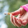Für viele Alltag und trotzdem immer wieder Auslöser für Brände: Das sorgfältige Ausdrücken von Zigarettenkippen wird oft unterschätzt.