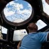 Der ESA-Astronaut Alexander Gerst blickt während seines Fluges mit der Internationalen Raumstation durch ein Fenster in der Kuppel auf die Erde.
