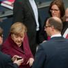 Sein Gesetzesentwurf zur Sterbehilfe erhielt die Mehrheit im Bundestag: Nach der Abstimmung suchte Kanzlerin Merkel die Nähe des CDU-Abgeordneten Michael Brand. 