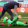 FCA-Trainer Heiko Herrlich spendet seinem Torhüter Rafal Gikiewicz nach dem mehr als unglücklichen 1:1 gegen Bayer Leverkusen Trost.  	