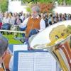 Die eindrucksvolle Fassade des Aystetter Schlosses spiegelte sich bei der Serenade im Schallbecher eines Tenorhorns. Dirigiert wurde die Gastkapelle aus Gablingen von Andreas Meyer. 