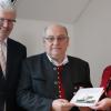 Gerhard Furnier (Mitte) wurde für sein langjähriges Engagement im Schützenverein geehrt. Es gratulierten Karl Mayer und Erna Stegherr-Haußmann. 	