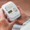 Ein kleines Gerät, das Leben retten kann: Schlägt der Kohlenmonoxid-Melder Alarm, sollte man Wohnung oder Haus verlassen. 