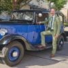 Oldtimer-Fan Benjamin Dierig mit seinem Citroën Rosalie, mit dem er bei der Fuggerstadt Classic antritt. 