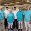 Sie sind stolz auf die gelungene Modernisierung: Ein Teil des Teams der Ursberger Zentralküche mit dem Küchenleiter Florian Sperber und seinem Stellvertreter Stephan Stübin.