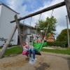 Erst 2010 wurden die Grünanlagen um den Kindergarten neu gestaltet. Frieda und Mia haben dort viel Spaß beim Schaukeln.