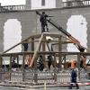 Arbeiter der Stadt bauen die Abdeckung des Augustusbrunnens am Rathausplatz auf.                                  