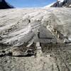 Melanie Steinle auf dem Athabasca Glacier, dieser Gletscher hat seit 1885 mehr als 60 Prozent seines Volumens verloren, das sind über 350 Millionen Kubikmeter Eis, schreibt Melanie Steinle.
 
