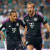 Bayerns Harry Kane (r) bejubelt sein Tor zum 2:0 mit Bayerns Leroy Sane.