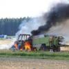 Ein Traktor ist am Mittwochnachmittag auf einem Feld bei Seifertshofen in Brand geraten. Spaziergänger entdeckten die brennende Zugmaschine. Die Polizei geht von einem technischen Defekt aus (Symbolbild). 