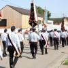 Mit einem Festzug begannen am Sonntag die Feierlichkeiten zur Einweihung des neuen Feuerwehrgerätehauses im Landensberger Ortsteil Glöttweng. Seinen Segen hat es nun auch.