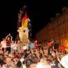 Während der WM-Party auf der Maxstraße kletterten einige Fans auf den Herkulesbrunnen.