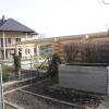 Im Burtenbacher Ortsteil Kemnat hat der nicht genehmigte Bau einer Blockhütte mit Sauna und eines Schwimmbades sowie ein gegenüber dem Antrag deutlich vergrößertes Wohnhaus (im Hintergrund) für Kritik gesorgt.  	