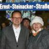 An der Ernst-Steinacker-Straße: (vorne, von links) Martin Drexler, Annette Steinacker-Holst, Veit Steinacker und Leonhard Steinacker.