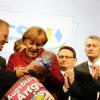 Rückblick auf das Wahljahr 2013: Augsburgs CSU-Chef Johannes Hintersberger (links) überreichte Kanzlerin Angela Merkel ein Präsent. 