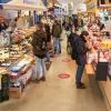 Der Stadtmarkt ist in der Regel weniger stark besucht als sonst. In der Viktualienhalle geht es dennoch eng zu - an Ostern wird großer Andrang erwartet. 