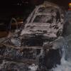 Das Auto eines 27-Jährigen ist am Mittwochabend auf der B492 bei Medlingen ausgebrannt. Der Mann wollte einem Reh ausweichen. Hinter ihm fuhr ein 31-Jähriger, der sein Auto (Hintergrund) nicht mehr abbremsen konnte. 