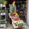 Silke Koch-Fürst bestückt ihren neuen Hofladen in Joshofen. Er bietet Waren von Bauernhöfen und Bioerzeugern.  