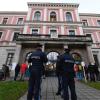 Der Prozess um den tödlichen Schlag am Königsplatz in Augsburg hat am Dienstagmorgen begonnen. Der Andrang vor dem Gerichtsgebäude war sehr groß.