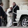 Offensichtlich mit starken Schmerzen: Papst Franziskus benötigte am Mittwoch nach der wöchentlichen Generalaudienz Hilfe, um von seinem Rollstuhl in das Papamobil zu gelangen.  