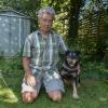 Uli Kreutzer aus Kaufering - hier mit seinem Jagdhund Flip im Garten - ist Wolfsbotschafter des Landesbunds für Vogelschutz