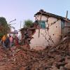 Nachdem ein Erdbeben die Bergregion Nepal verwüstet hat, suchen Menschen in den Trümmern nach ihren Habseligkeiten.