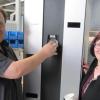 Markus und Andrea Eberle vor einem Papierbecherautomaten.