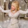 Country-Legende Dolly Parton als Engel in einer Szene des Films «Dolly Parton's Christmas on the Square» (undatierte Filmszene).