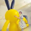 Der gelbe Hase aus Plastik dominiert die Ausstellung von Natalija Ribovic in der Neuen Galerie im Höhmannhaus. Im Glitzer-Gewand trat die Künstlerin bei der Eröffnung auf. 