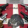 "Combat 18" gilt als gewaltbereit. Das Bild zeigt sichergestellte Waffen und ein Schild der Neonazi-Gruppe im schleswig-holsteinischen Landeskriminalamt.
