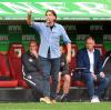 Ärgerte sich über die "doofen" Gegentore gegen Leverkusen: FCA-Trainer Martin Schmidt. 