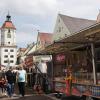 Auf dem Georgimarkt in Dillingen war am Sonntag einiges los. Zahlreiche Besucherinnen und Besucher stöberten durch die Stände, genossen die Sonne am Nachmittag oder die Fahrgeschäfte.