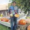 Groß und meistens rund: Klaus Heinz in Altenstadt hält in der rechten Hand einen aufgeschnittenen Spaghettikürbis und in der linken einen Halloweenkürbis.  