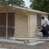 Heute waren die Bauhof-Mitarbeiter Tobias Naewiger und Toni Neumayr mit dem Aufbau des Kiosks schon beinahe fertig. 