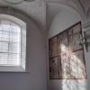 Das Wandgemälde in der Wemdinger Stadtpfarrkirche wird jetzt vor zu viel Sonnenlicht am Fenster geschützt.